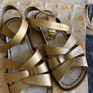 Salt Water by Hoy girls Size 13